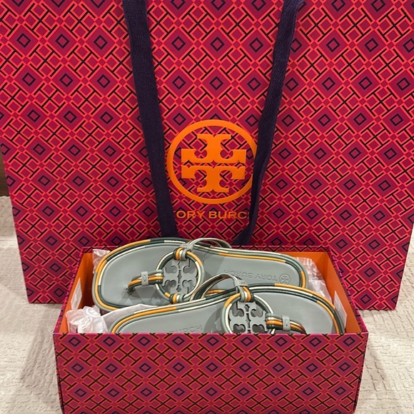 NWT TORY BURCH sandals in great condition size 8.5 comes wrapped in box - Picture 3 of 4